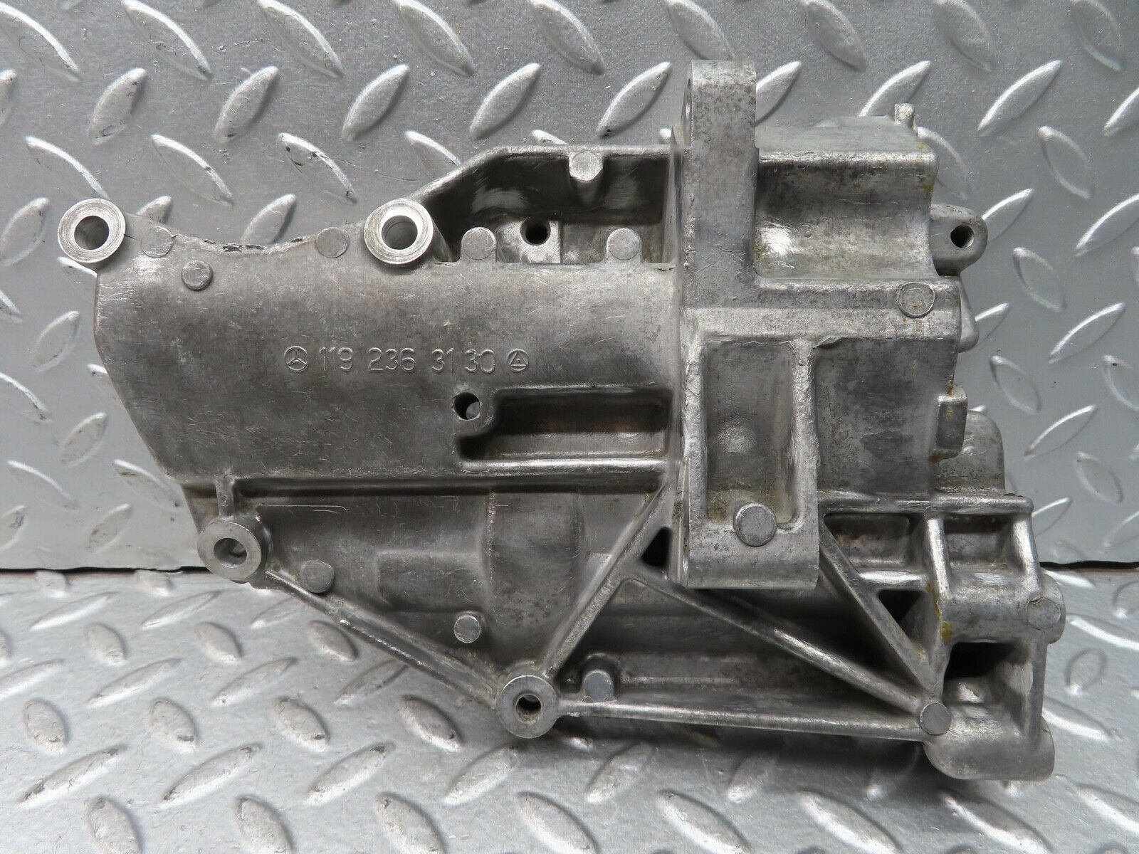 19555 Mercedes-Benz C140 CL420 Coupe AC Compressor Mount Bracket 1192363130