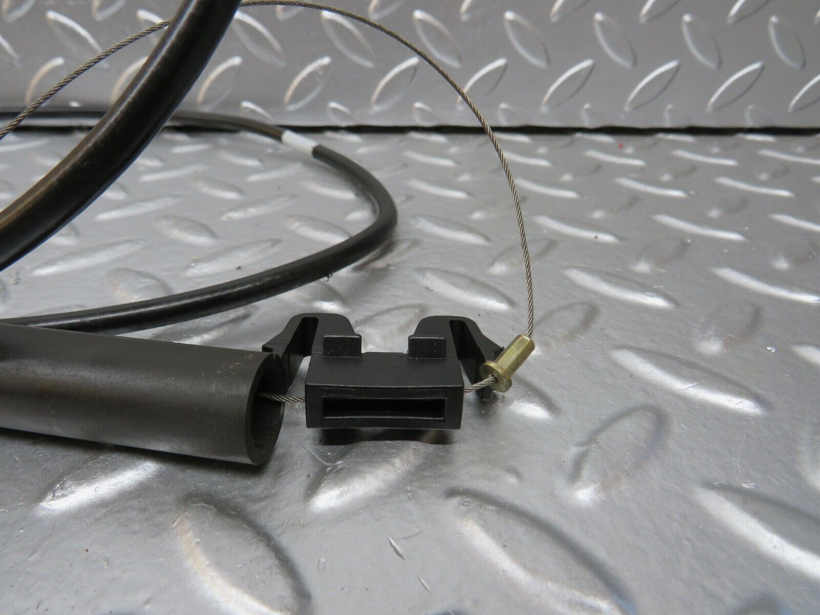 25011 Mercedes-Benz W140 S320 Front Right Seat Belt Adjuster Cable 1408600288