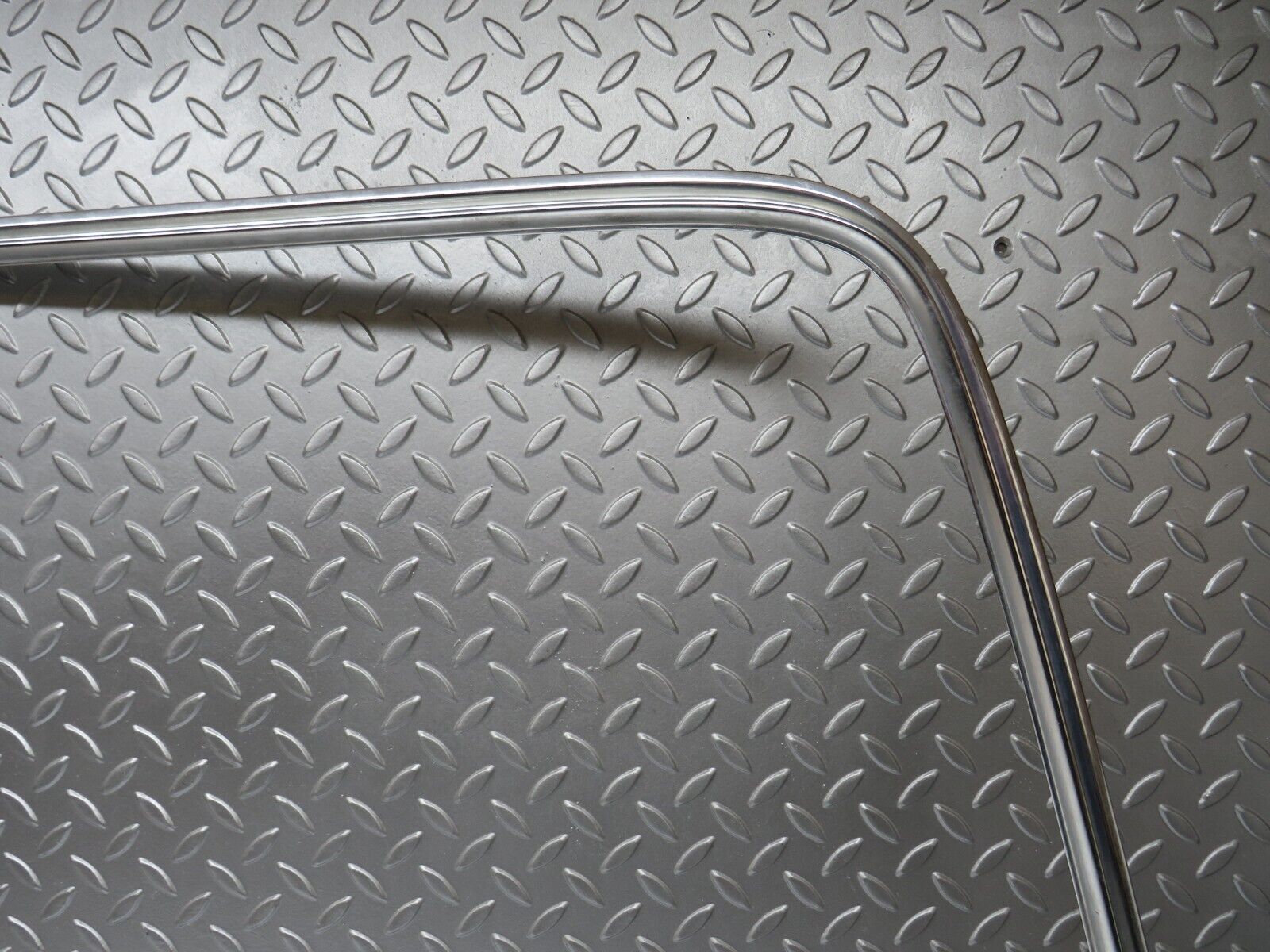 0646 Mercedes-Benz W123 230E Rear Windscreen Chrome Frame