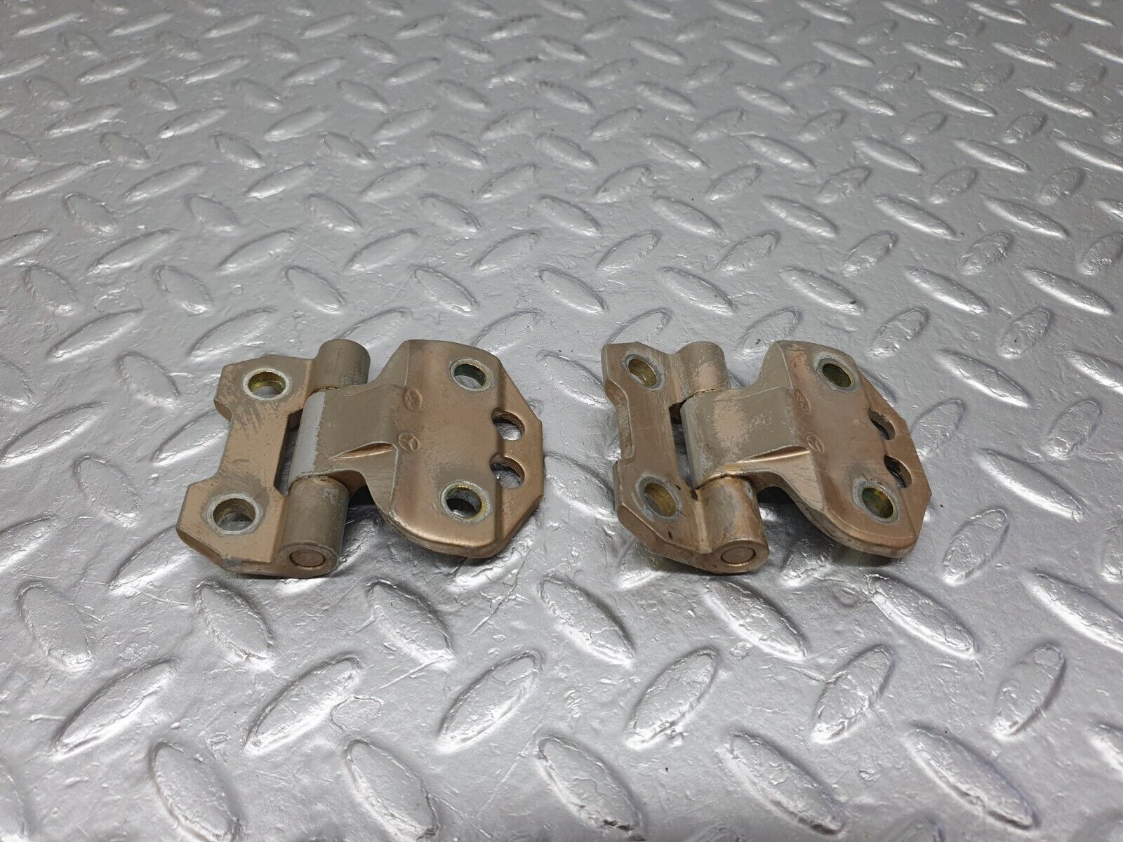 41530 Mercedes-Benz W124 200E Door Hinge Right Side