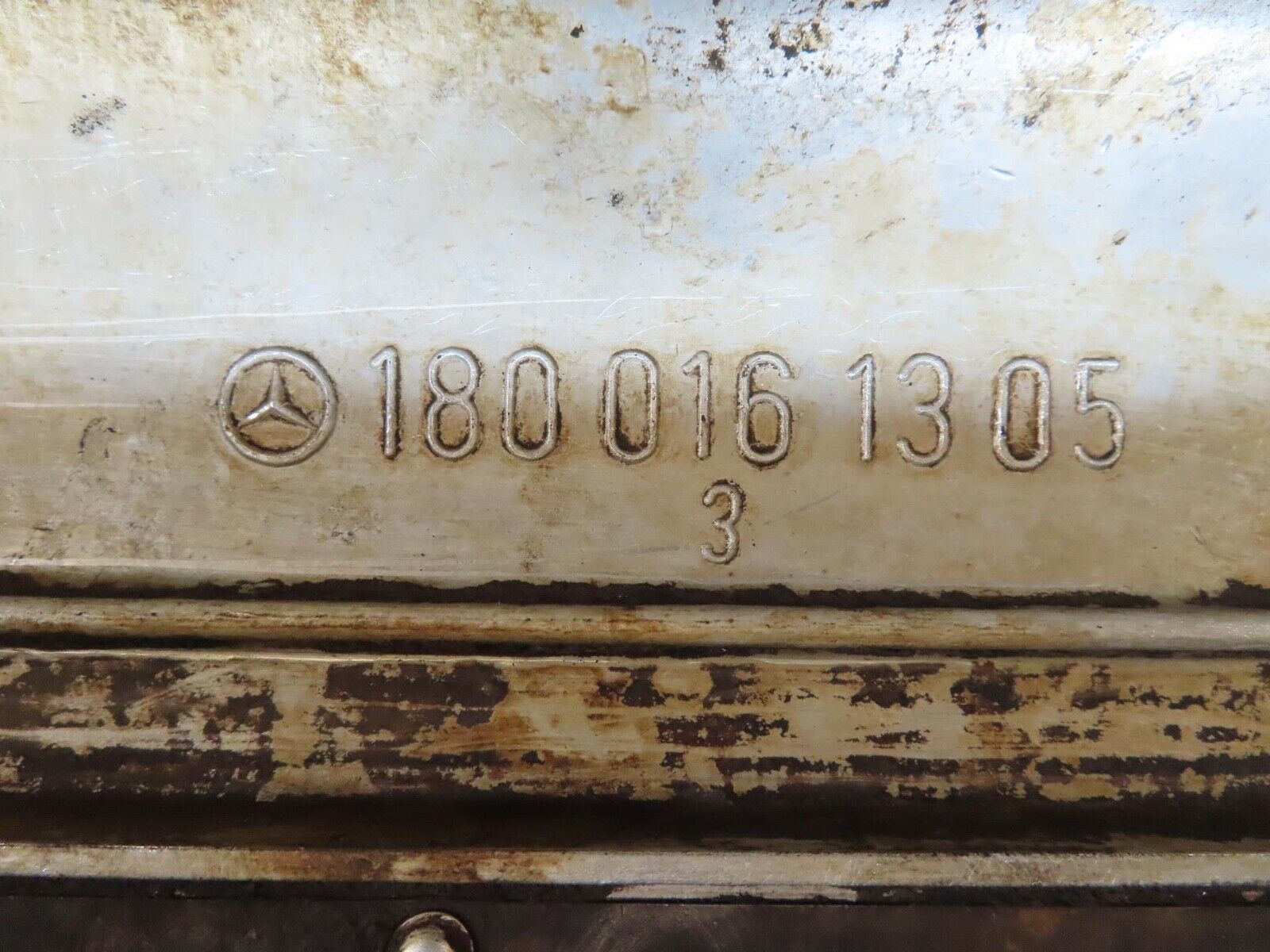 13825 Mercedes-Benz W111 230S Cylinder Head Valve Cover 1800161305