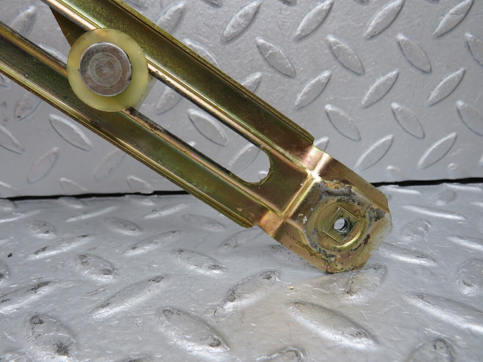 36862 Mercedes-Benz C126 420SEC Right Door Power Window Regulator 1267202646 1267250411