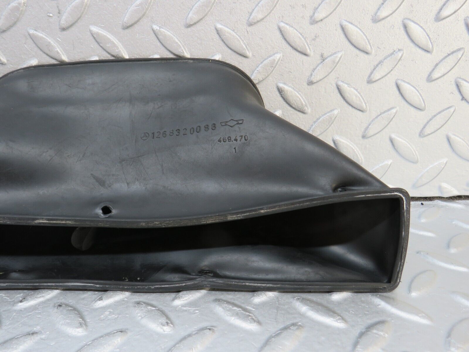 36158 Mercedes-Benz W126 420SE Heating Duct Rubber 1268320088