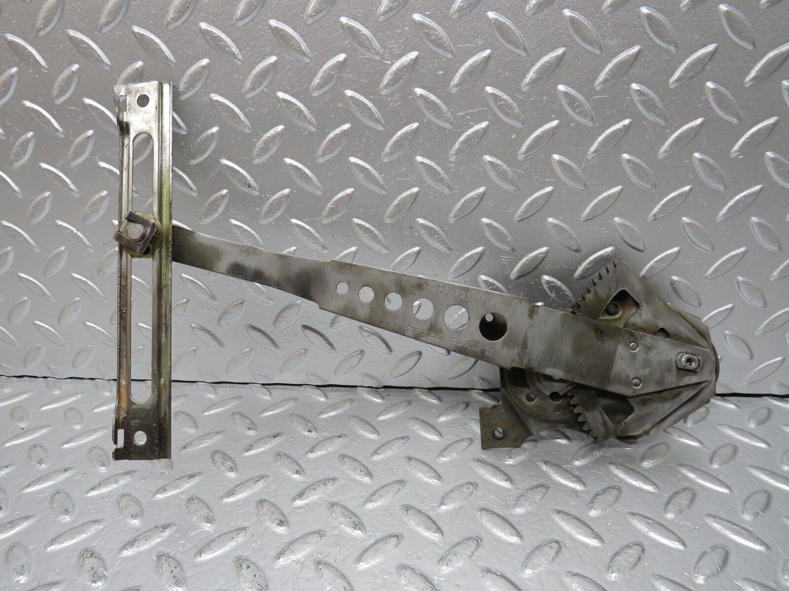 31154 Mercedes-Benz W123 200D Rear Left Manual Window Regulator 1237300146