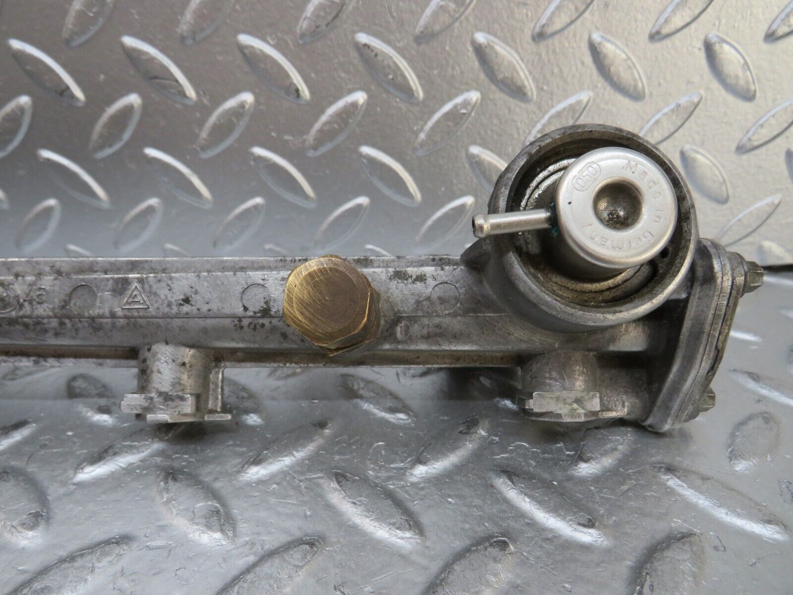 26690 Mercedes-Benz C124 220CE Coupe Fuel Injector Rail 1110780745