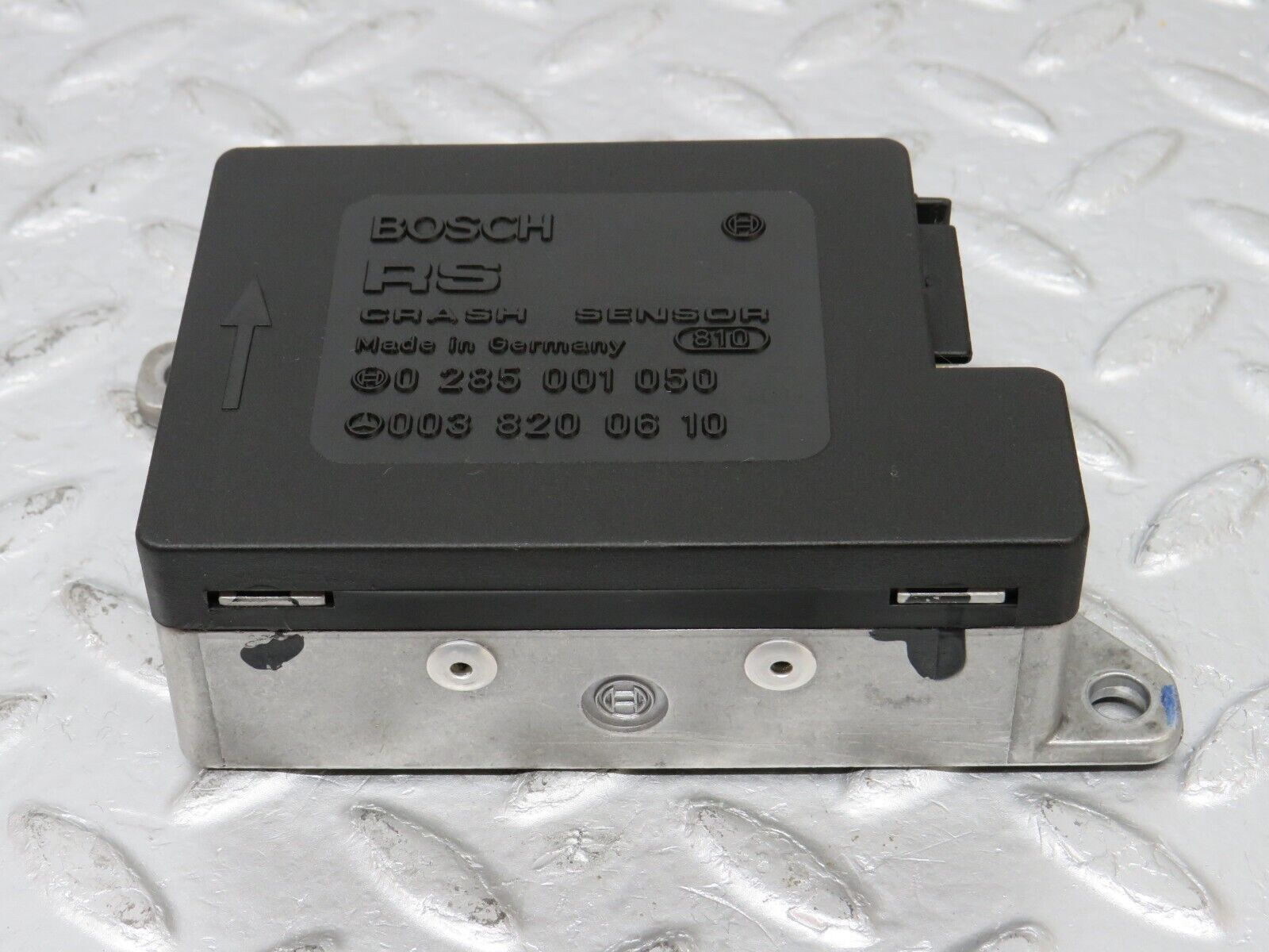 33717 Mercedes-Benz W201 190E 2.0L Crash Sensor 0038200610 0285001050