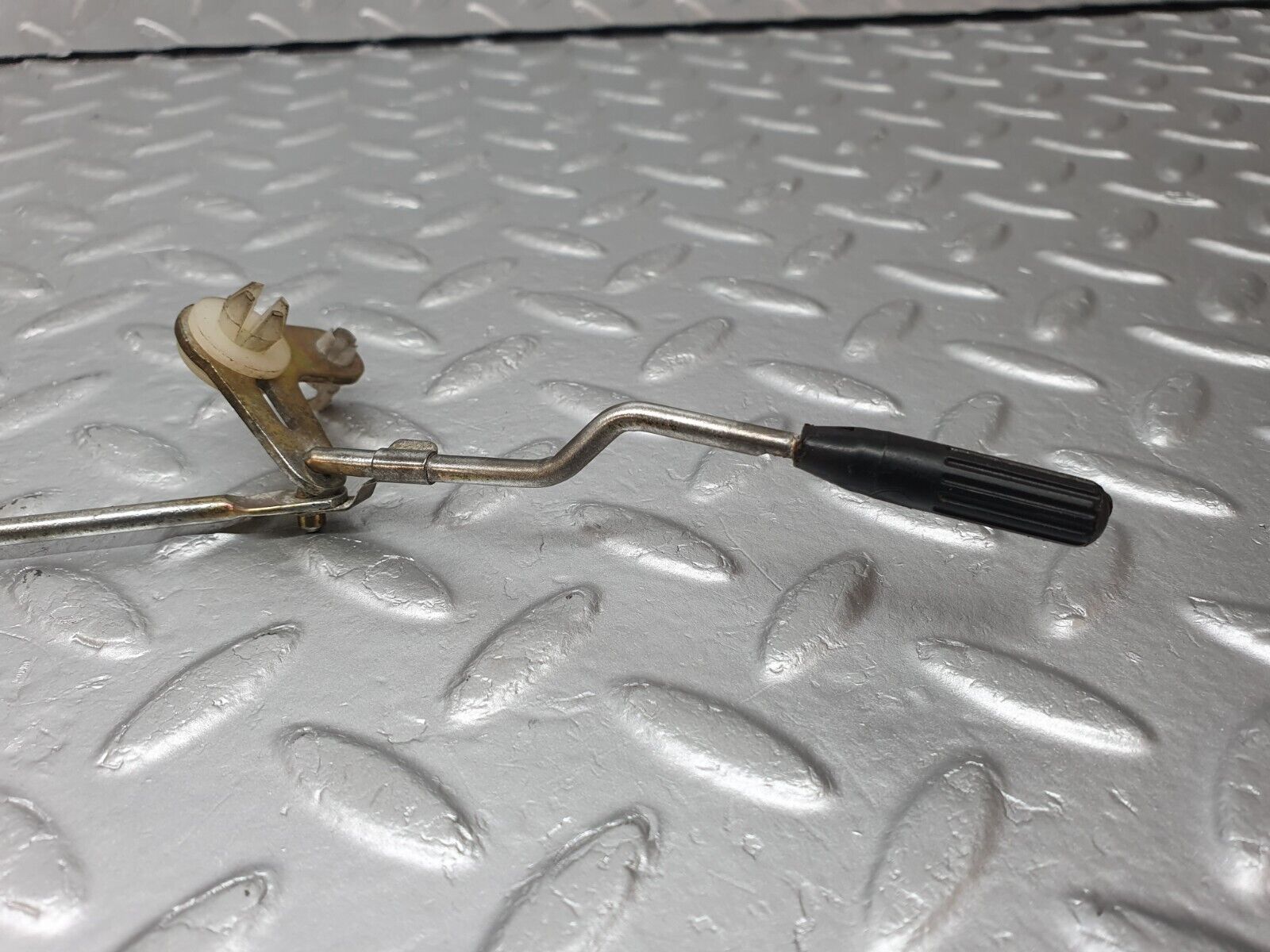 41079 Mercedes-Benz W126 300SE Rear Left Door Lock Vacuum Actuator & Knob