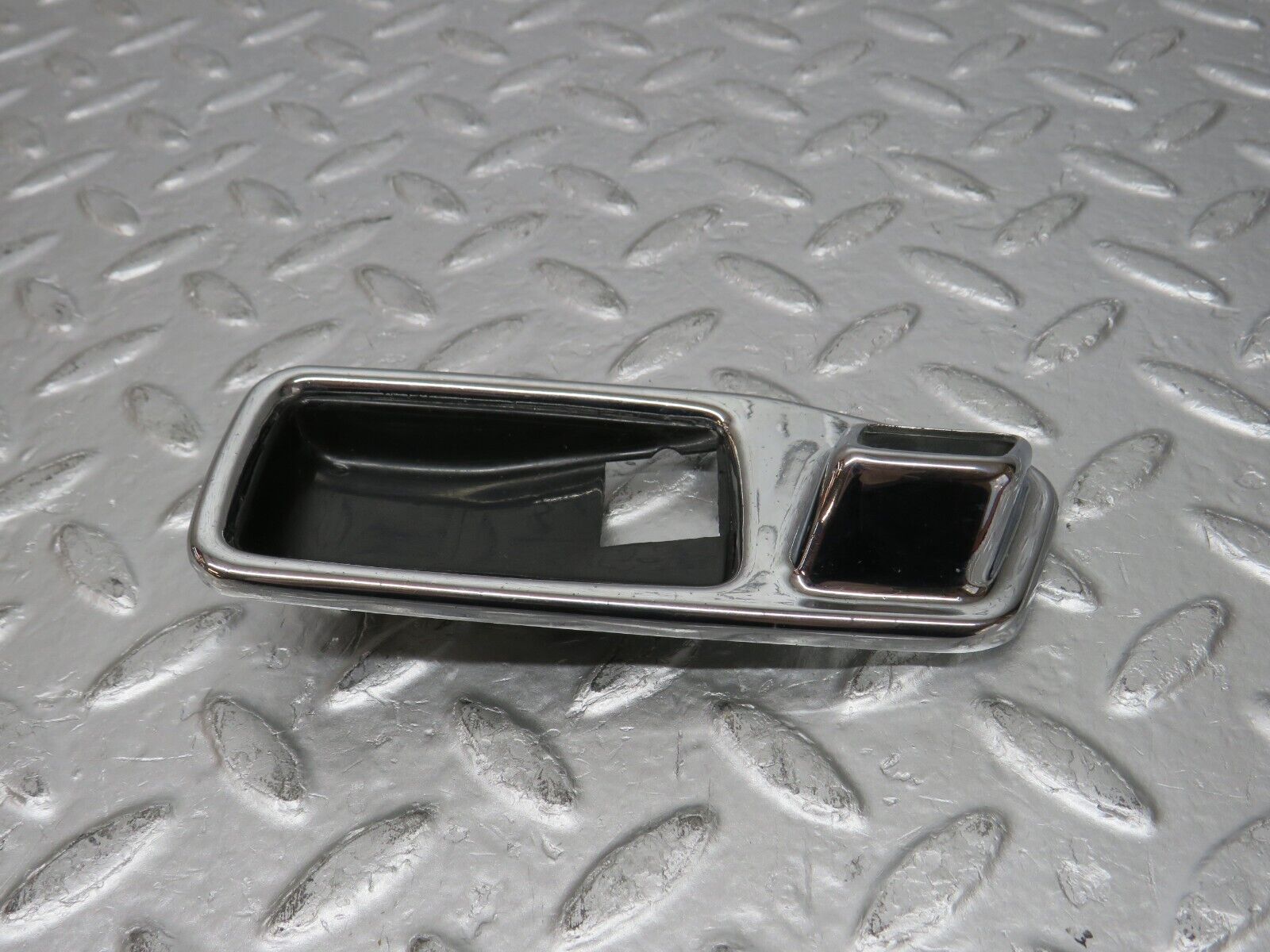 39377 Mercedes-Benz W123 200D Chrome Frame Door Handle Front Left 1167660111