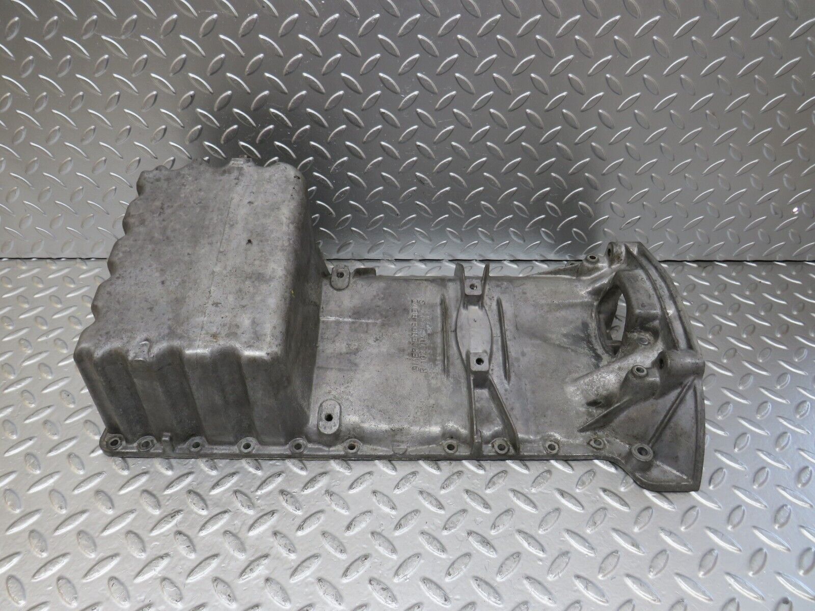 26085 Mercedes-Benz W123 200 Oil Pan Oil Sump 1020141202