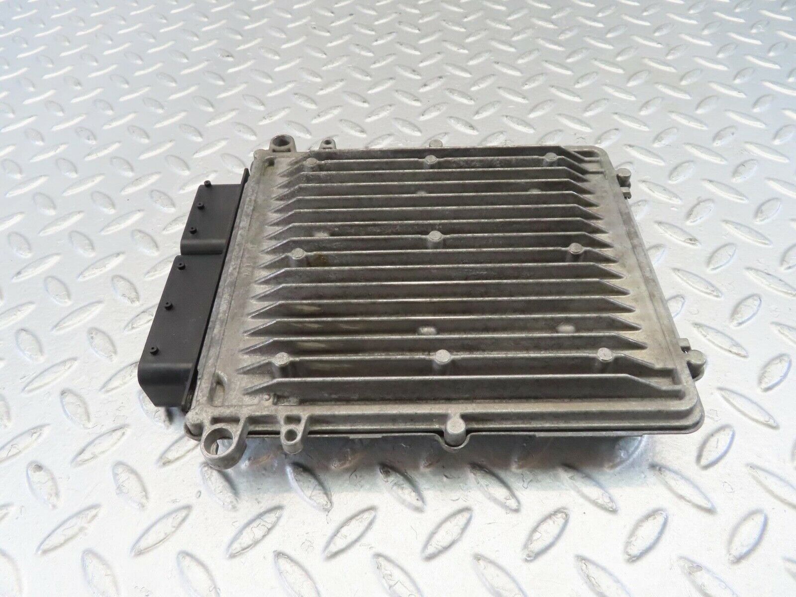 11113 Mercedes-Benz W221 S320 ECU Engine Control Unit 6421507391