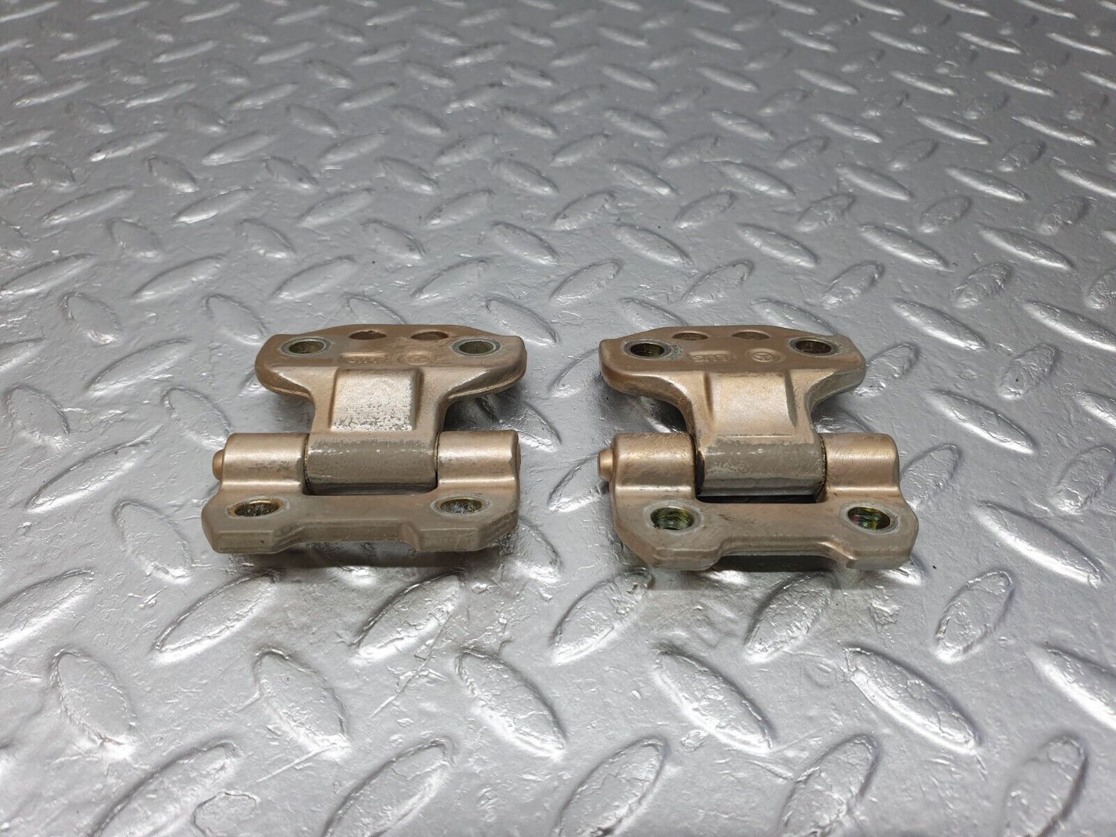 41531 Mercedes-Benz W124 200E Door Hinge Left Side