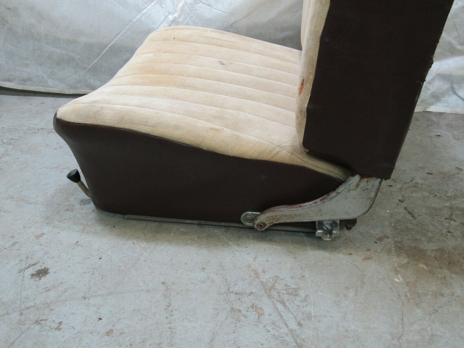 3253 Mercedes-Benz W120 PONTON Front Right Seat Creme Fabric