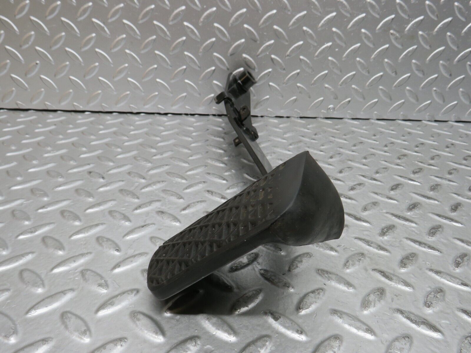 29035 Mercedes-Benz C124 320CE Coupe Brake Pedal With Rubber 1232910082