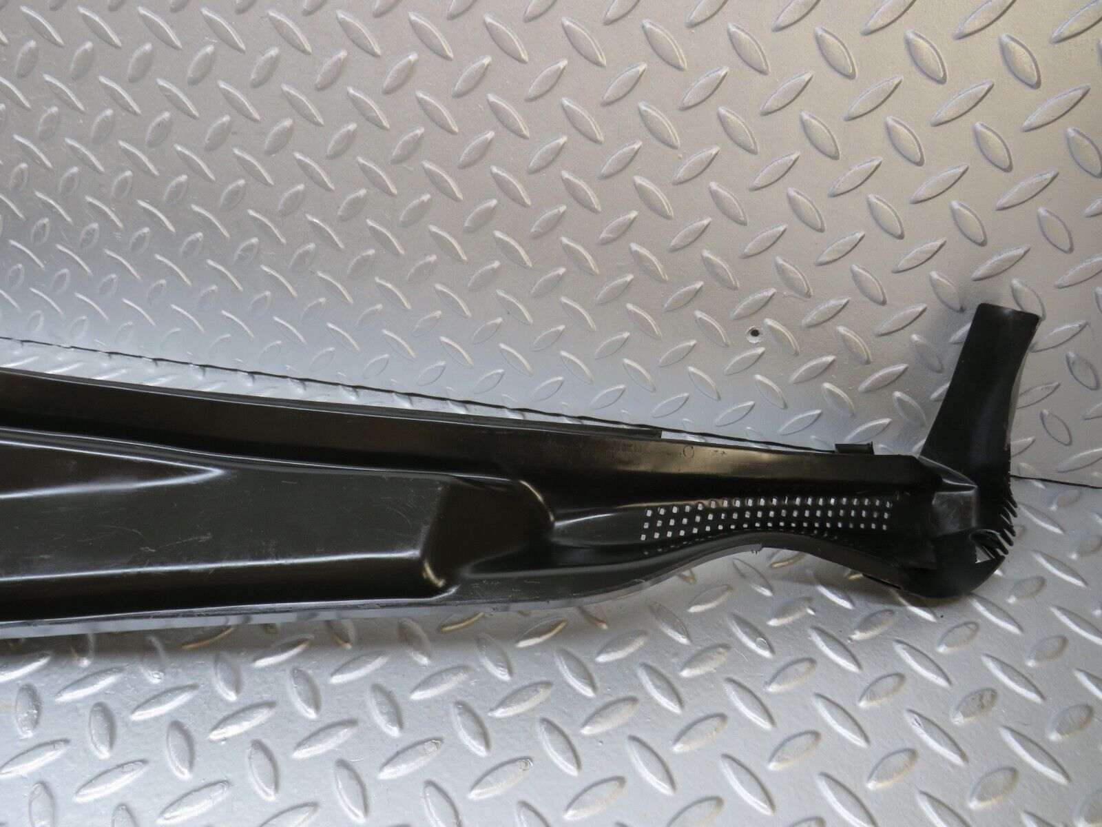 37031 Mercedes-Benz C126 420SEC Coupe Water Drain 1268300813 1268300713