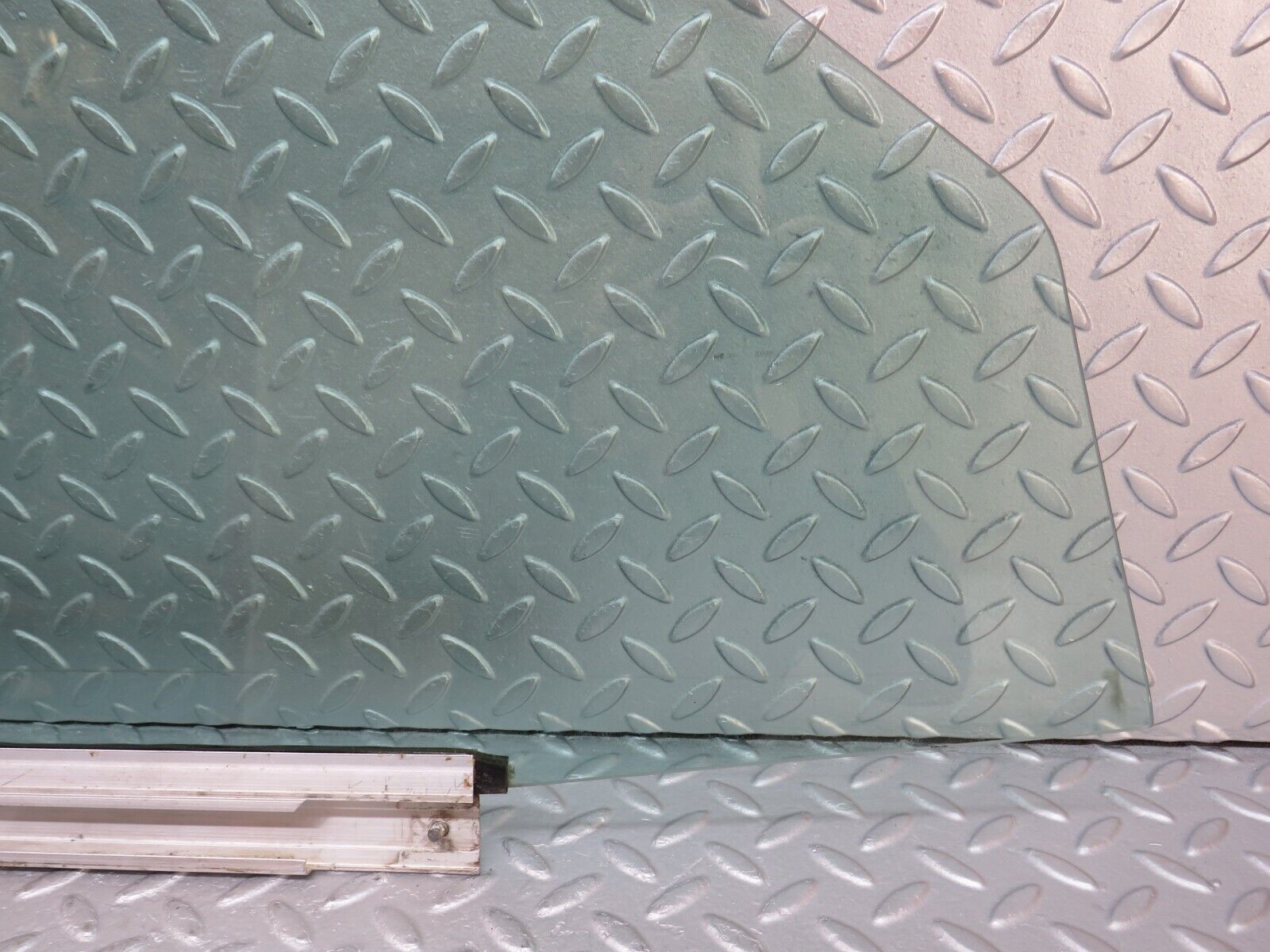 36564 Mercedes-Benz W201 190E 2.0L Front Left Door Window Glass