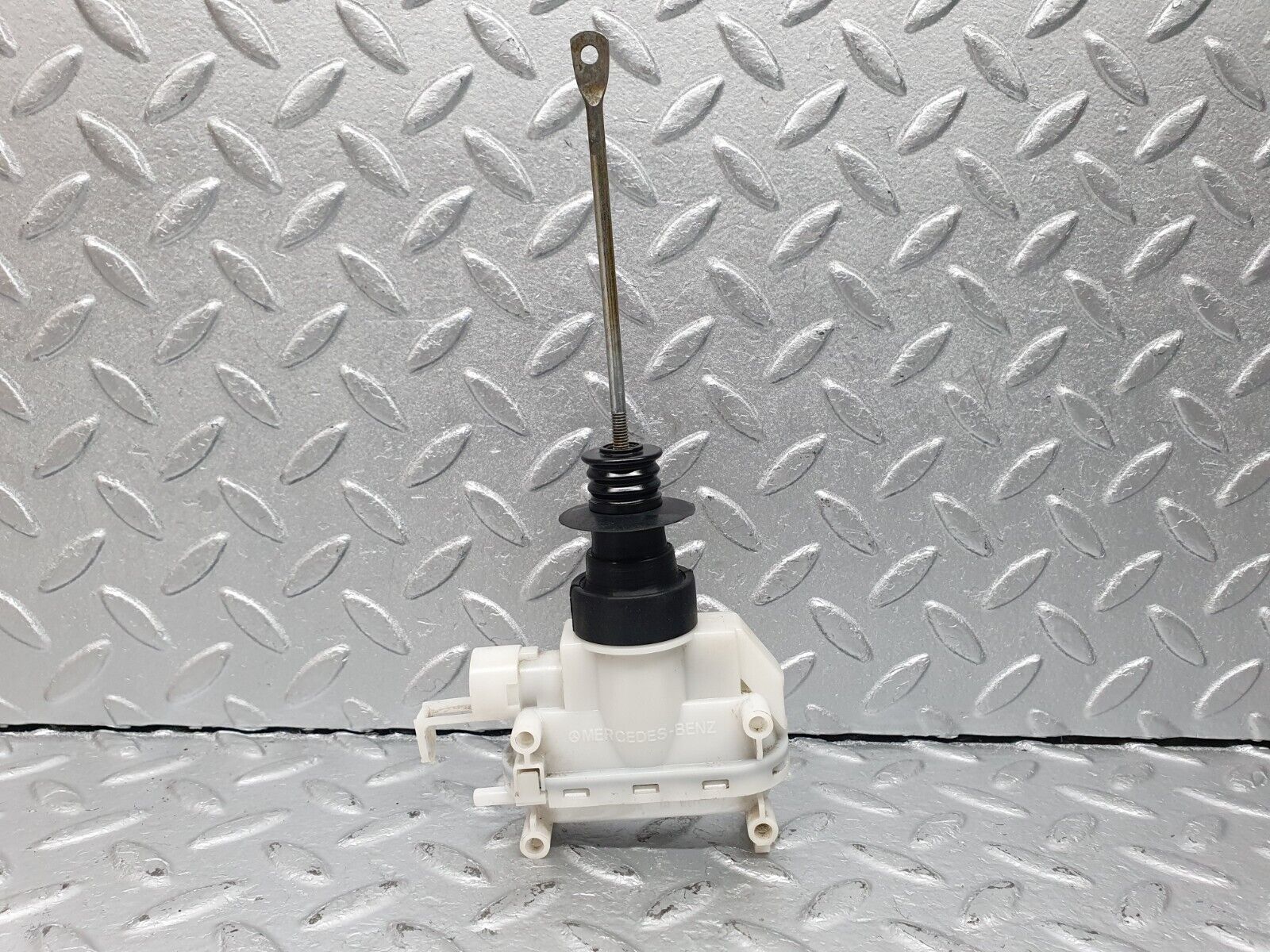 41010 Mercedes-Benz W126 300SE Front Left Door Lock Vacuum Actuator