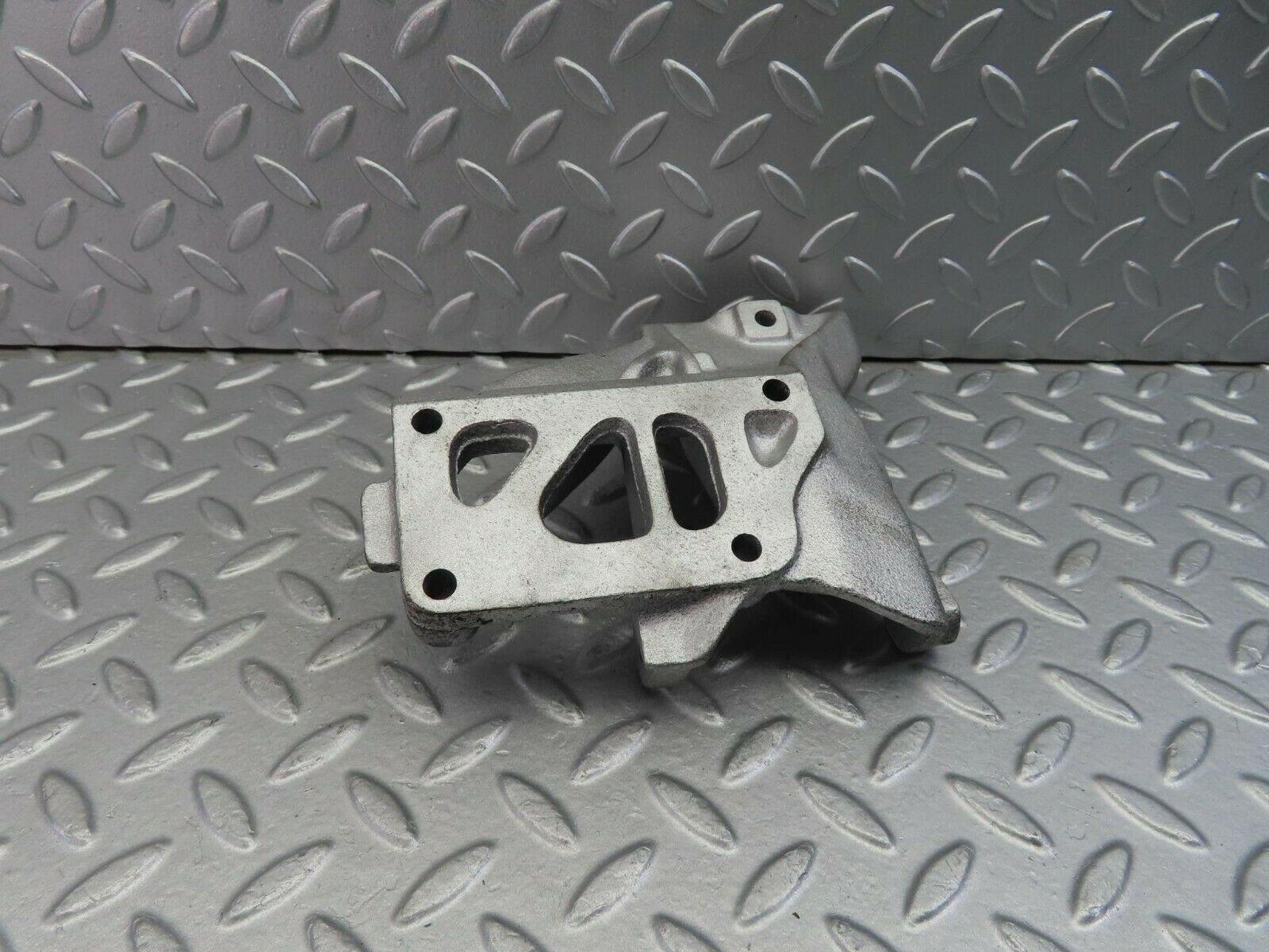 9820 Mercedes-Benz C123 280CE Coupe Alternator Bracket 1101550735