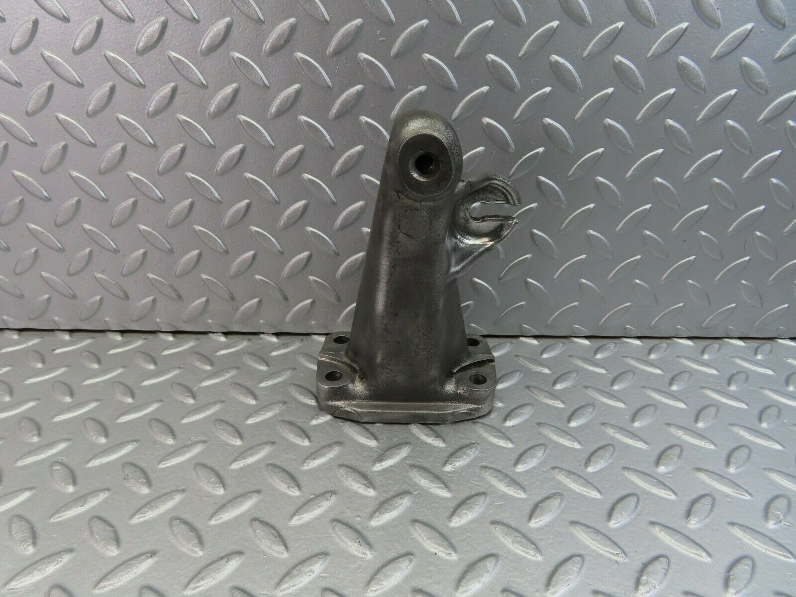 9812 Mercedes-Benz C123 280CE Coupe Engine Mount Bracket Left Side 1232230204