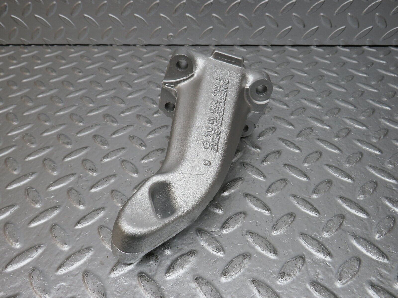 0880 Mercedes-Benz W123 240D Engine Mount Bracket Left Side 6152231304