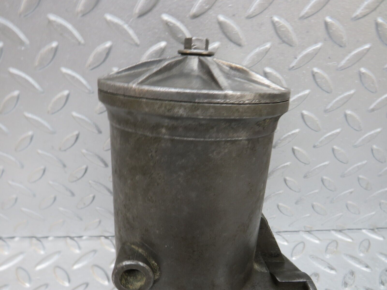 37150 Mercedes-Benz C126 420SEC Coupe Oil Filter Housing 0011846525 1171802511