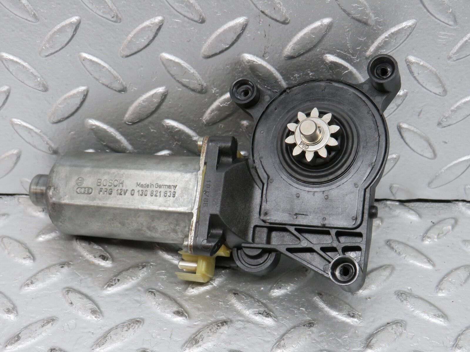 33412 Mercedes-Benz W202 C180 Window Regulator Motor Front Right 0130821639