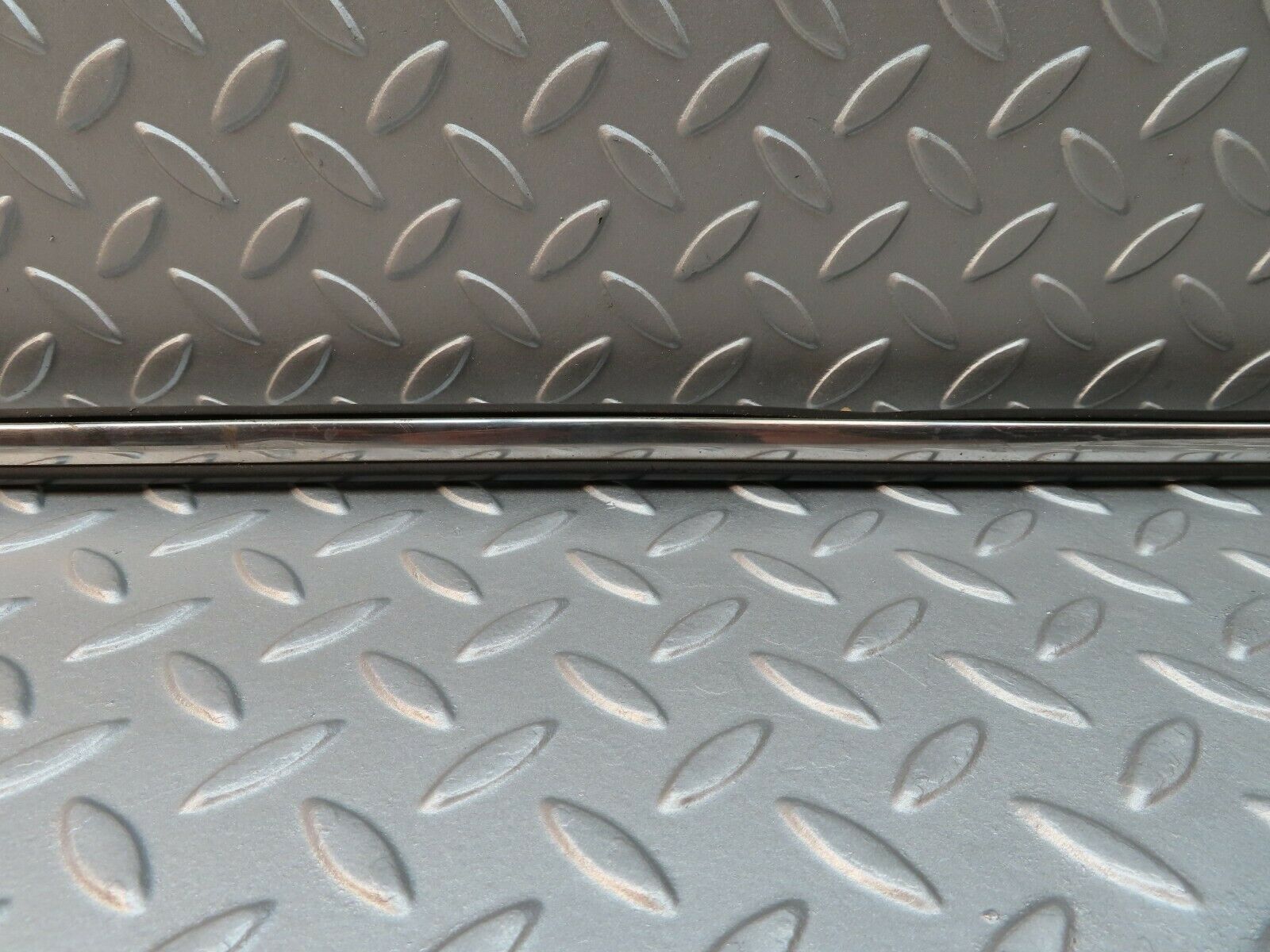 3451 Mercedes-Benz W108 280SE Centre Fender Wing Chrome Trim Front Left