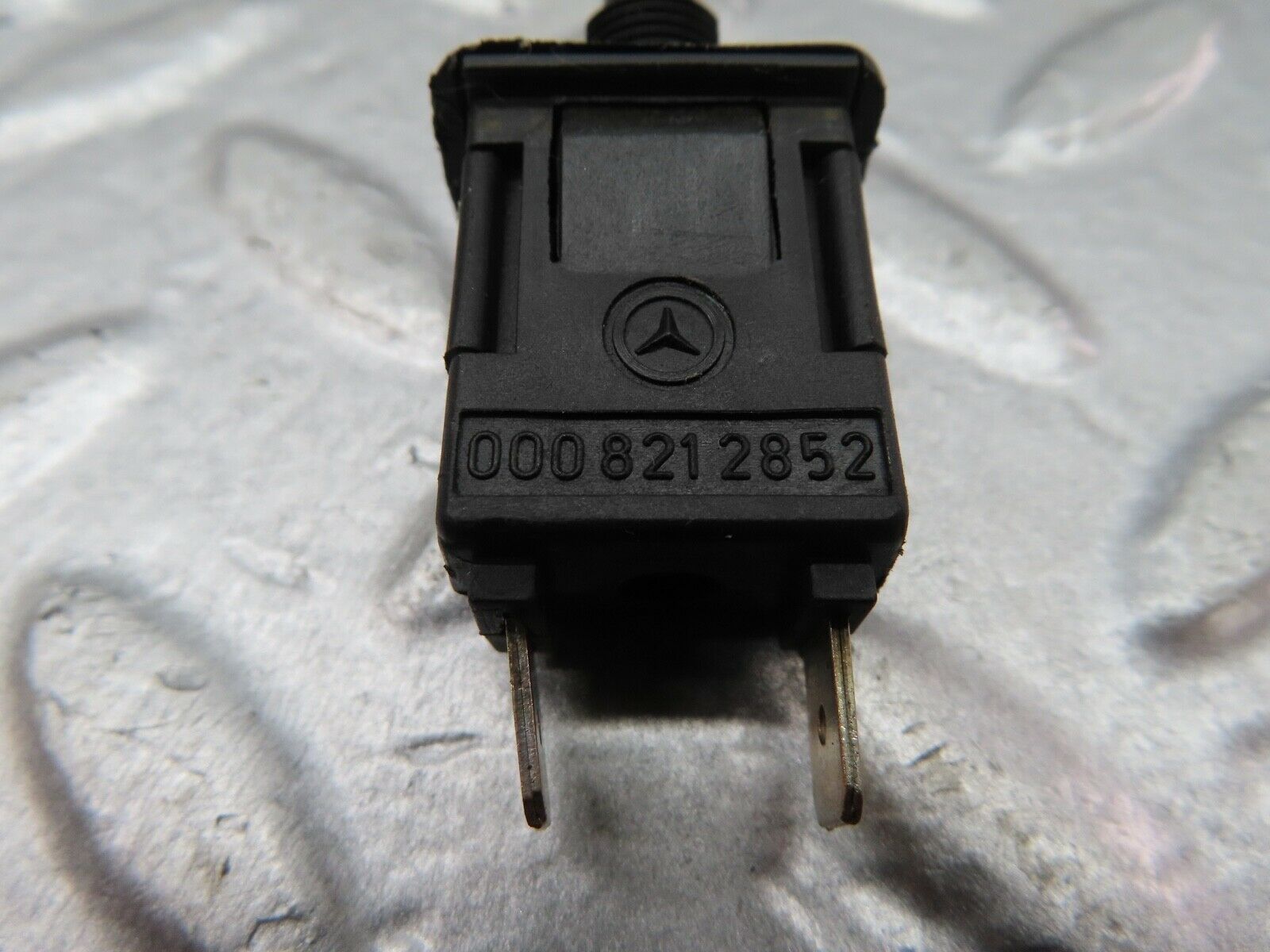 18087 Mercedes-Benz W123 200 Door Contact Switch 0008212852