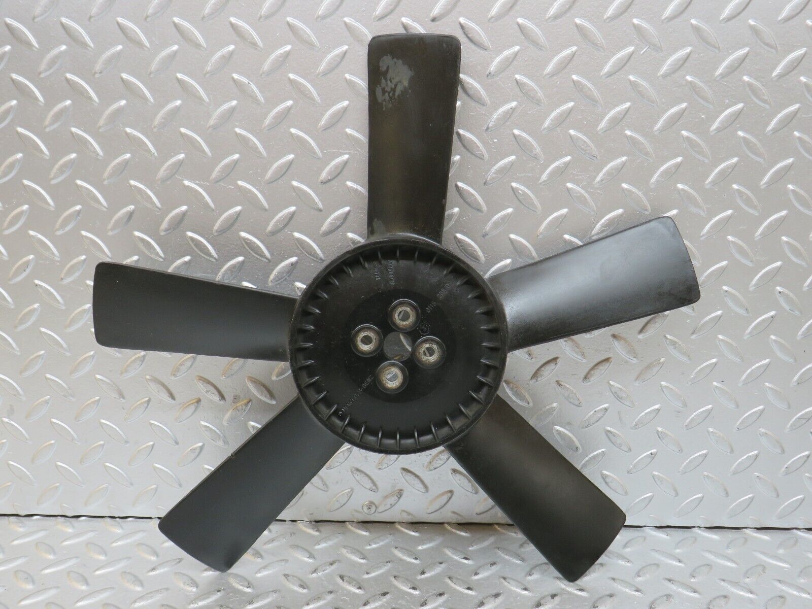 28438 Mercedes-Benz S123 240D Wagon Engine Cooling Fan 01152050406