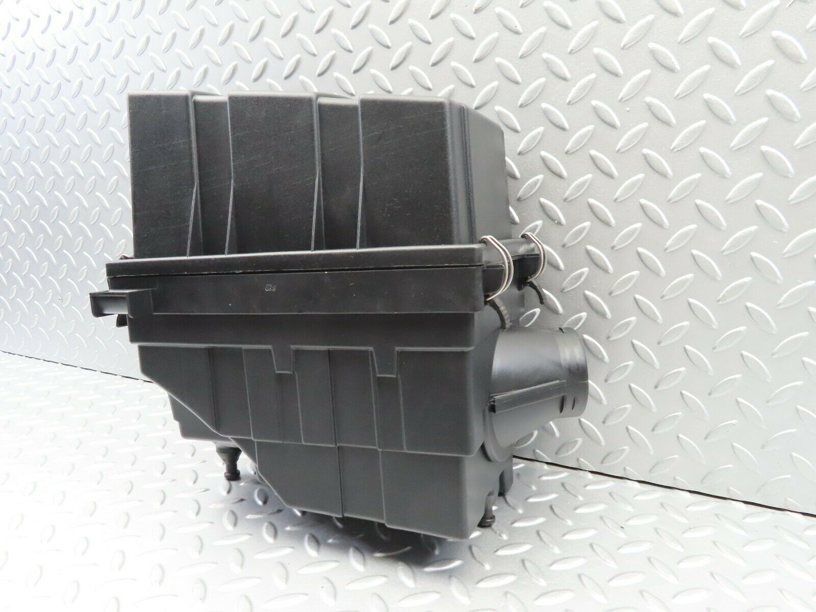 6567 Mercedes-Benz S124 E220 Wagon Air Filter Housing 1110940102