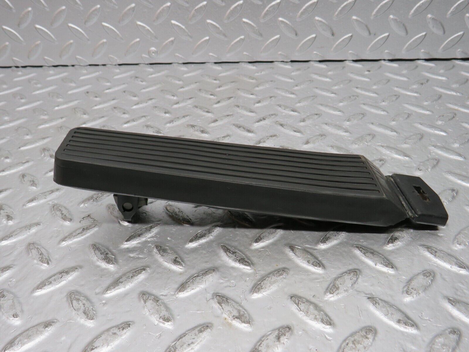 32007 Mercedes-Benz W123 230E Accelerator Pedal With Rubber 1233010082