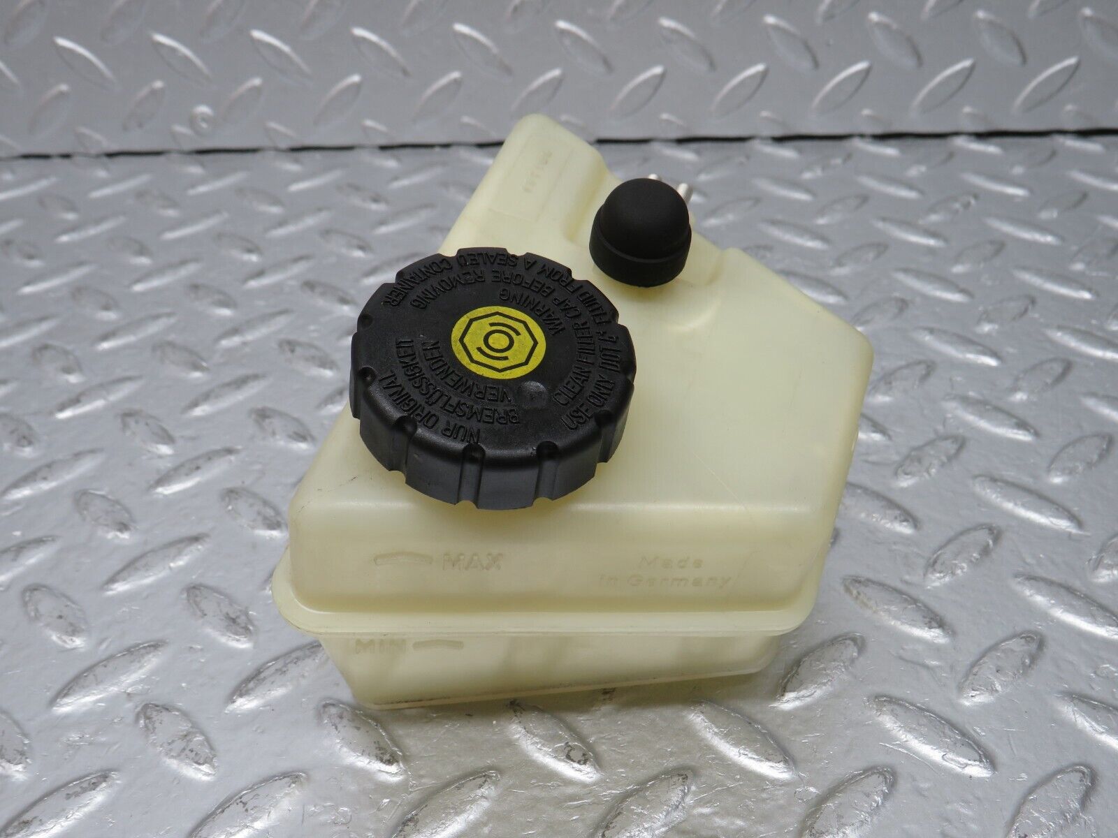 33288 Mercedes-Benz W202 C180 Brake Fluid Reservoir Tank 2024300002