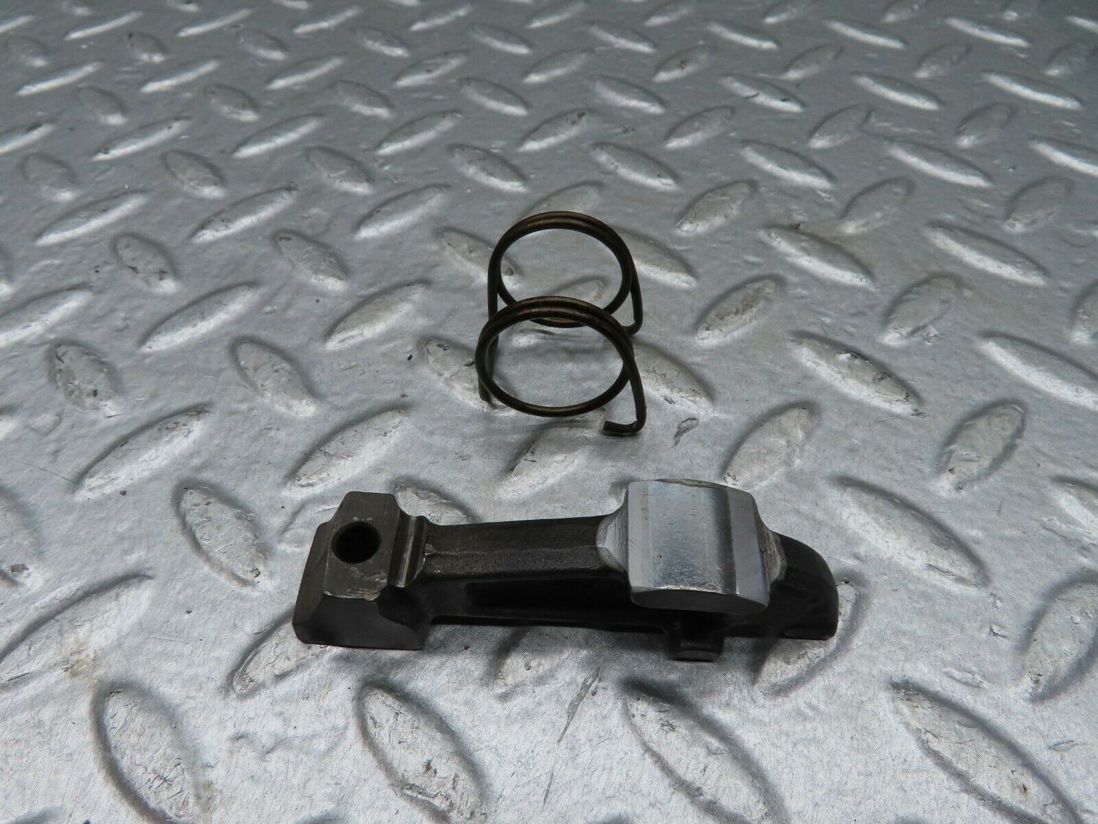 18062 Mercedes-Benz W123 200 Valve Rocker Arm With Retaining Spring