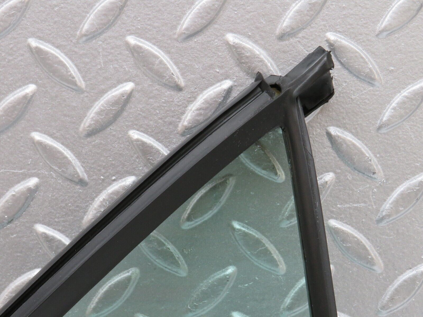 33260 Mercedes-Benz W202 C180 Rear Right Quarter Window Glass 2027350224