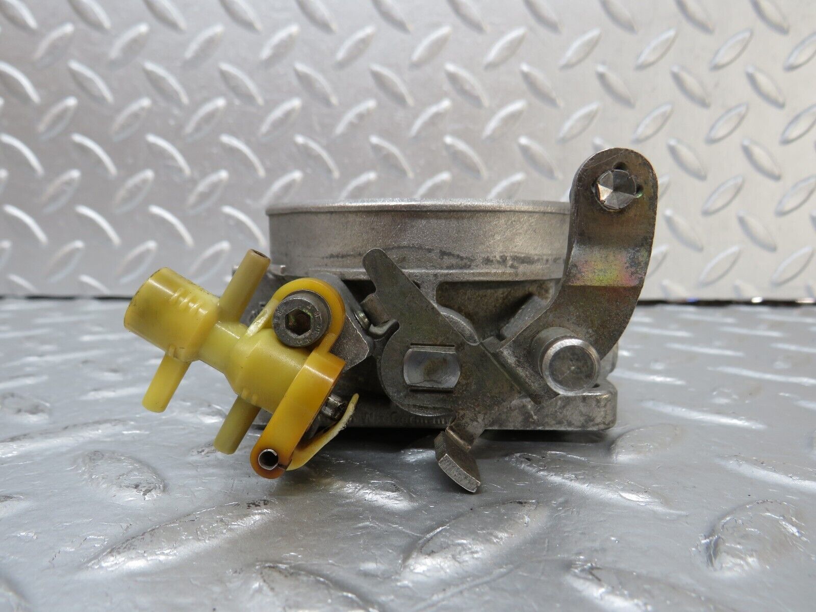 34521 Mercedes-Benz C126 380SEC Coupe Throttle Body Valve 0039970036