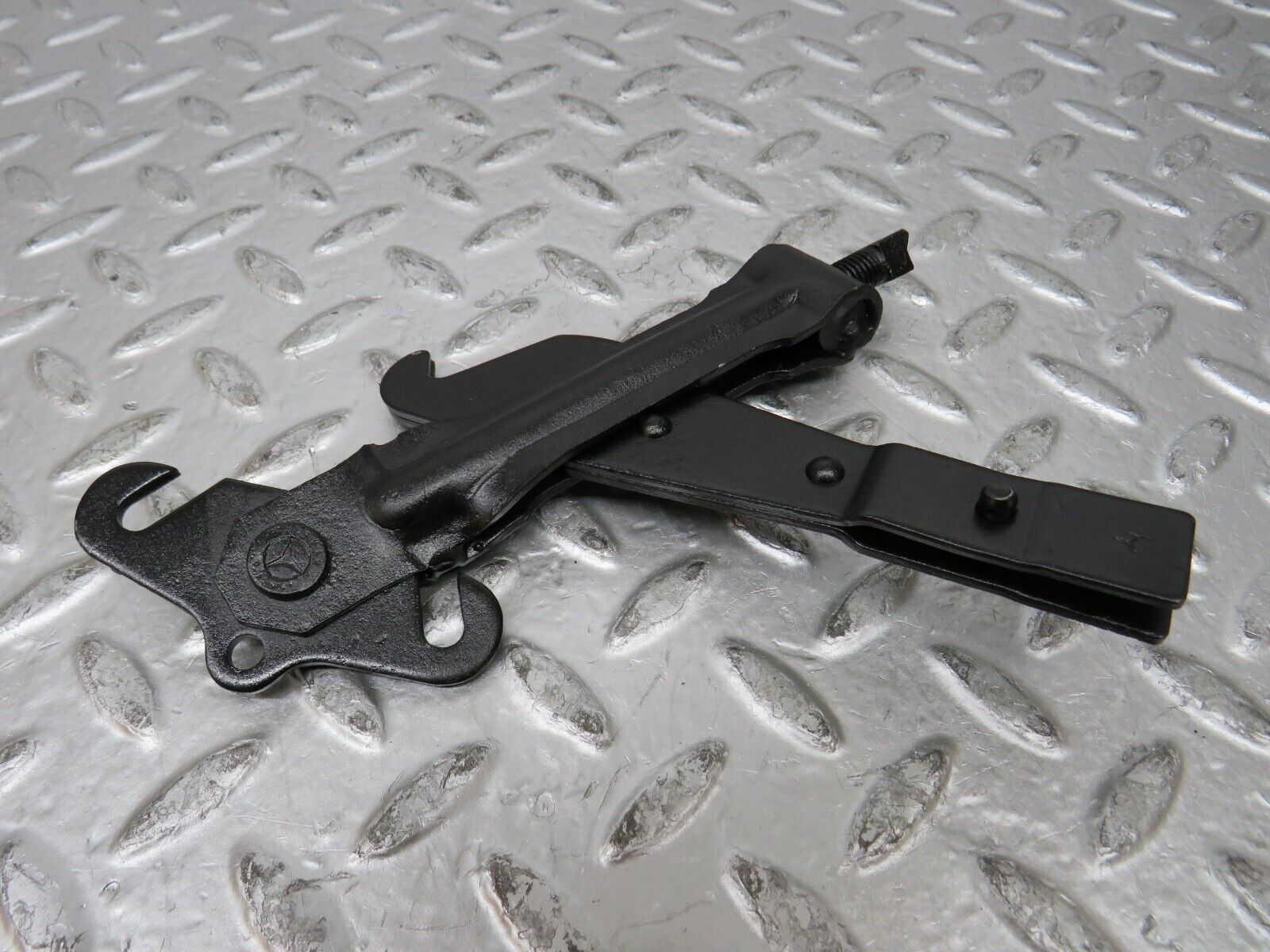 26999 Mercedes-Benz W123 240D Handbrake Regulator