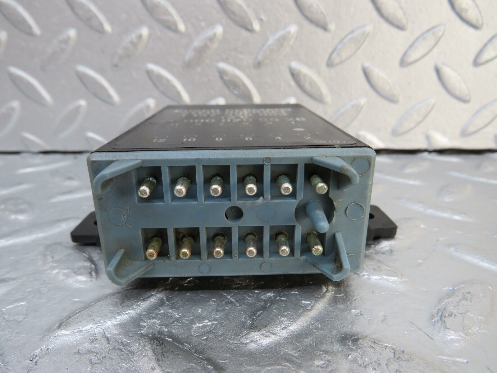 37005 Mercedes-Benz C126 420SEC Coupe Seat Belt Presenter Relay 0008205826 113732805