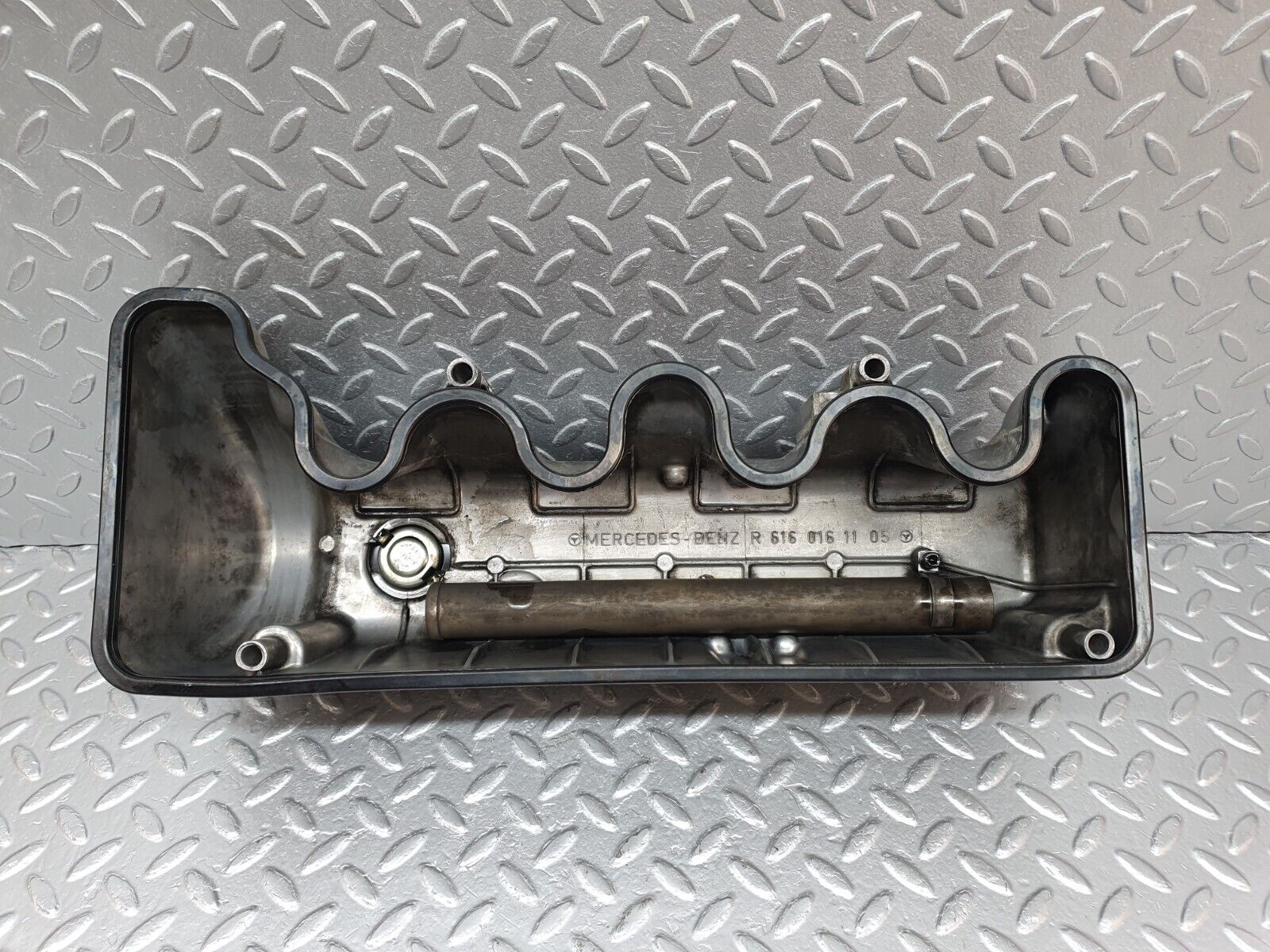 40866 Mercedes-Benz W123 240D Cylinder Head Valve Cover 6160161105