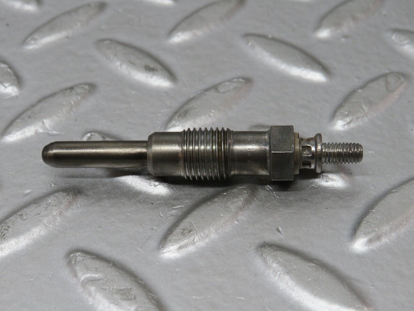 32897 Mercedes-Benz W123 300D Glow Plug Bosch Y-902R 046