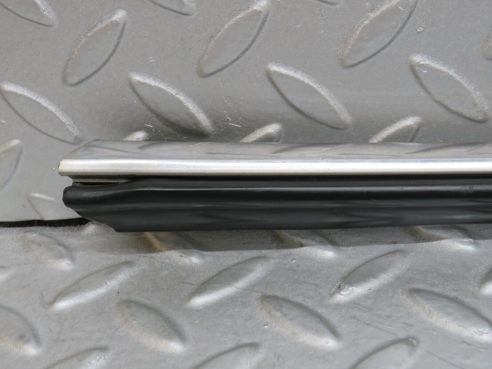 37309 Mercedes-Benz W109 300SEL Front Right Door Centre Moulding Trim