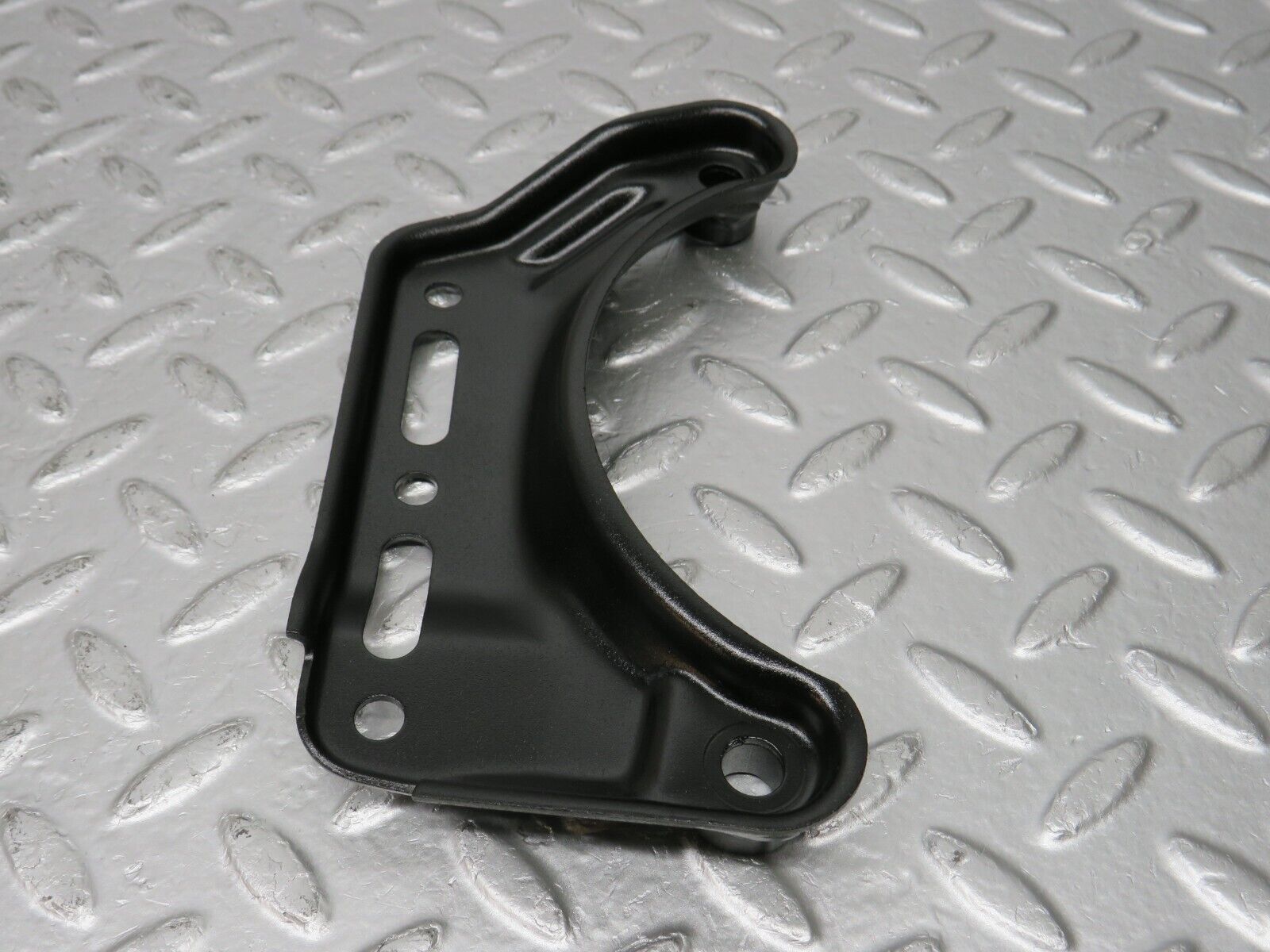 32672 Mercedes-Benz S124 300TE Air Conditioning Compressor Support Bracket