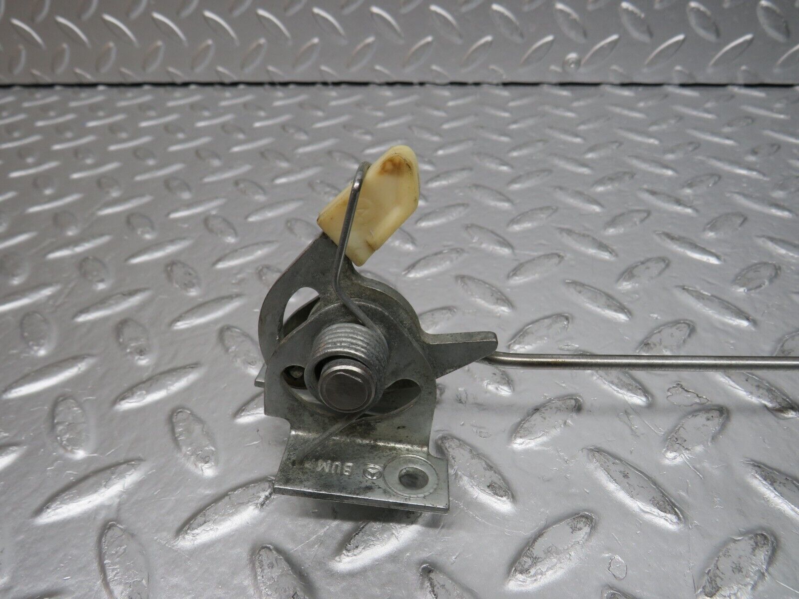 31408 Mercedes-Benz S124 220TE Wagon Rear Right Seat Bench Locking Mechanism