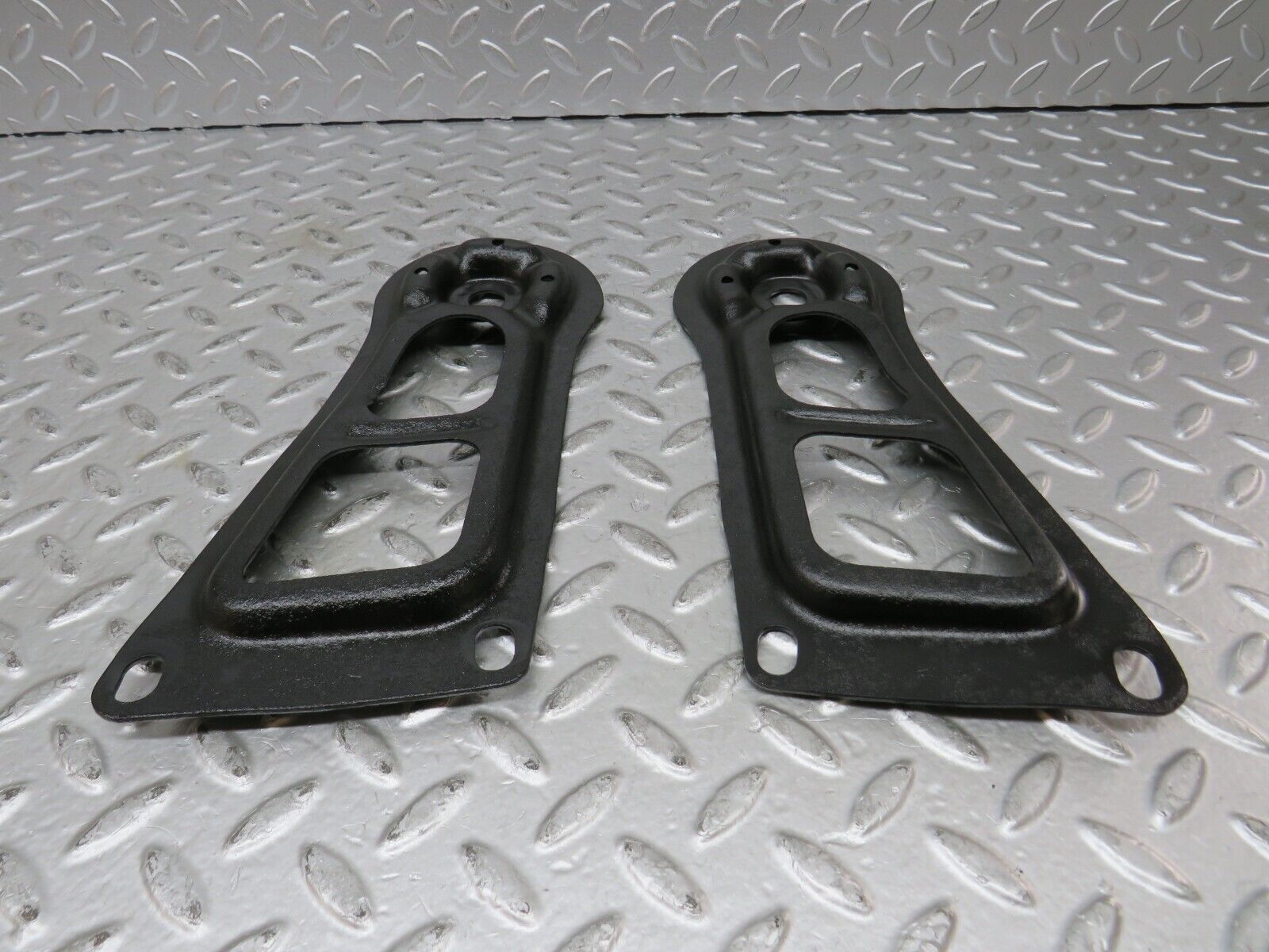 27438 Mercedes-Benz W123 280E Rear Suspension Axle Mounting Bracket