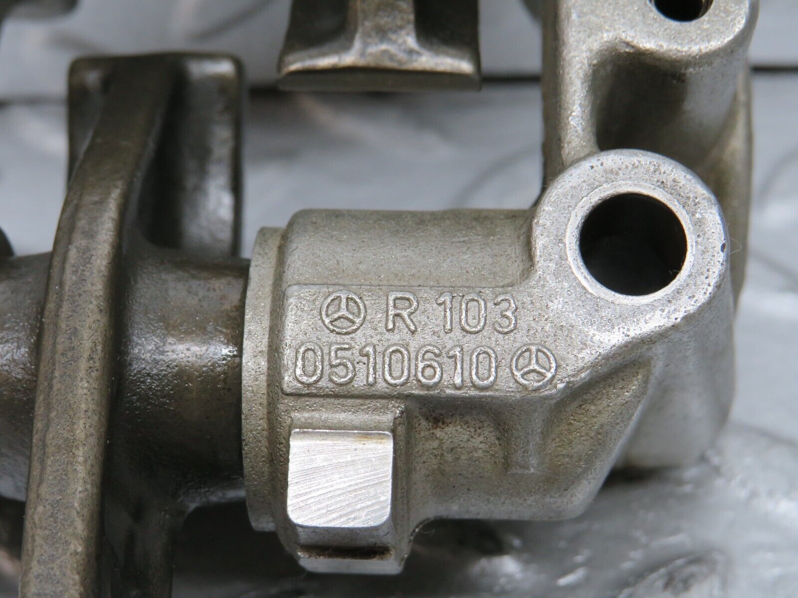 32620 Mercedes-Benz S124 300TE Rocker Arms Camshaft Bearing Block 1030510610