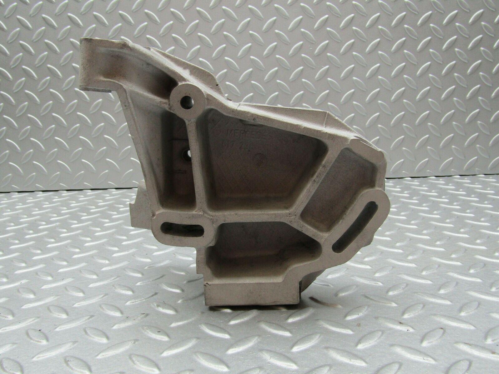 3347 Mercedes-Benz V123 240D LWB Power Steering Pump Bracket 6172360030