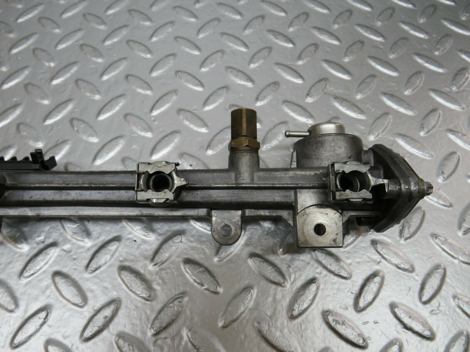 24414 Mercedes-Benz S124 220TE Wagon Fuel Injector Rail 1110780745