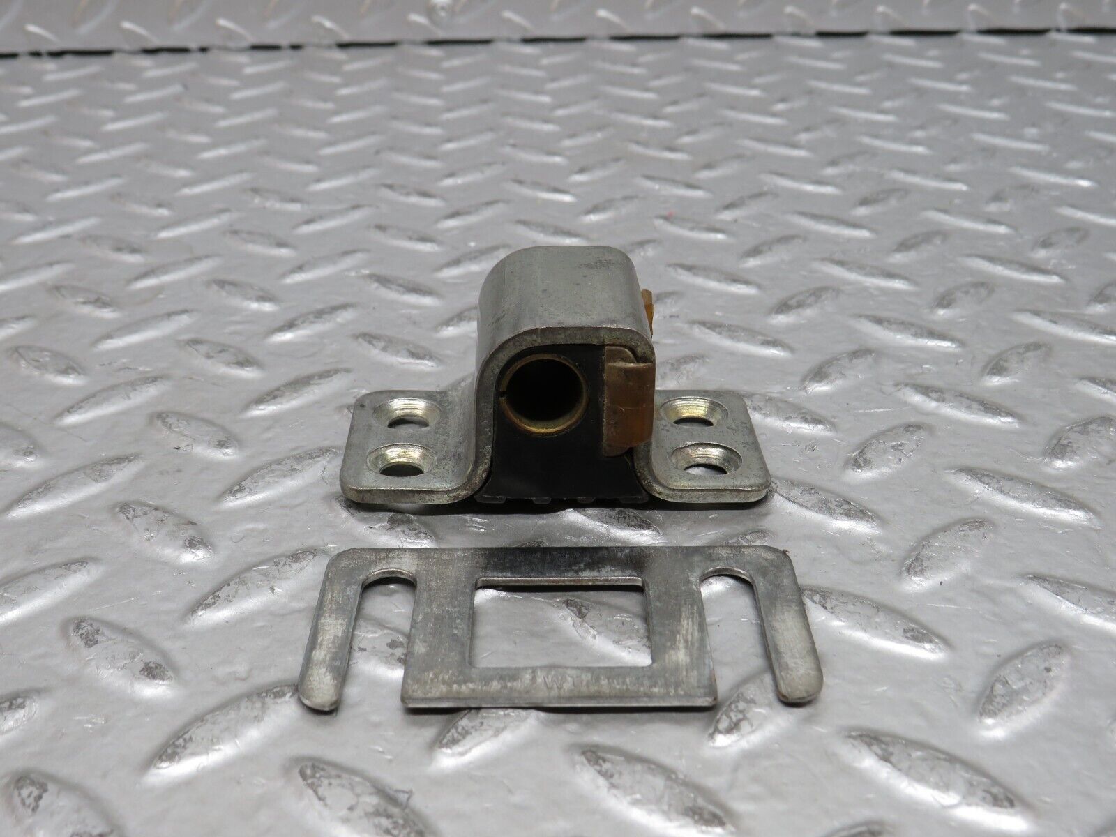 27947 Mercedes-Benz W123 280E Door Lock Latch Right Side