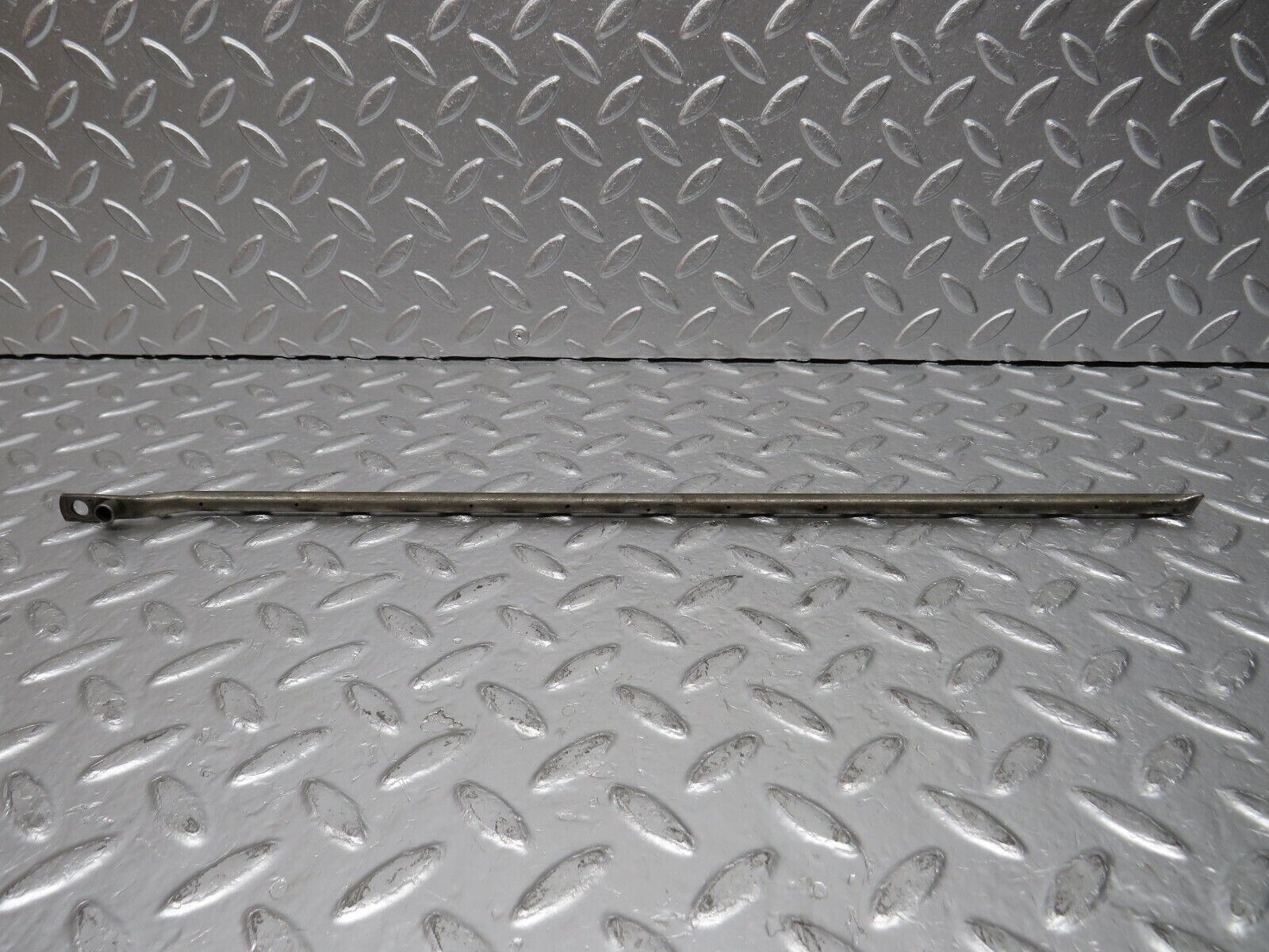 31076 Mercedes-Benz W123 200D Camshaft Oil Tube