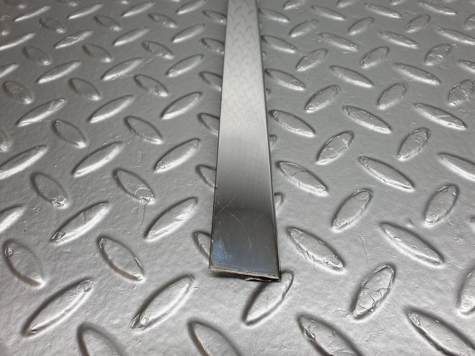 40776 Mercedes-Benz W123 300D Front Right Door Window Chrome Frame