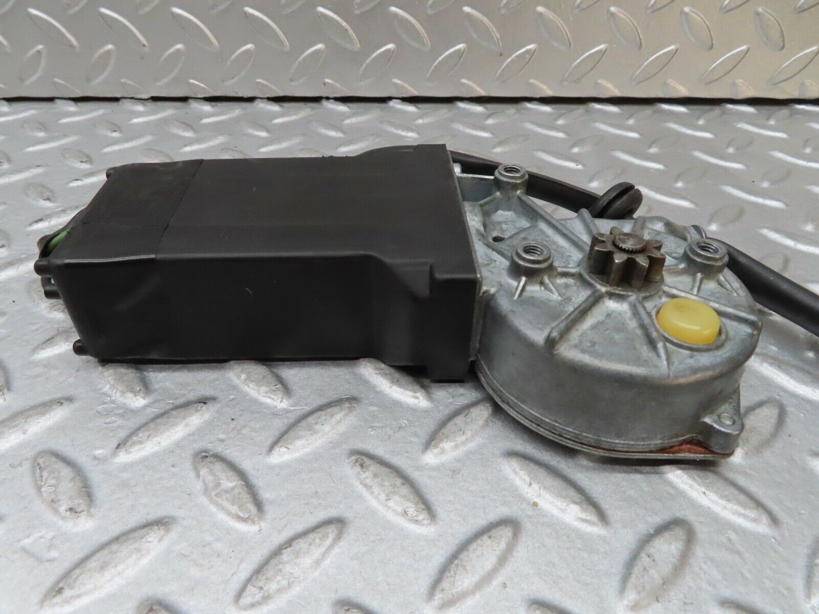 17549 Mercedes-Benz W116 450SEL Rear Right Window Regulator Motor 0130820062