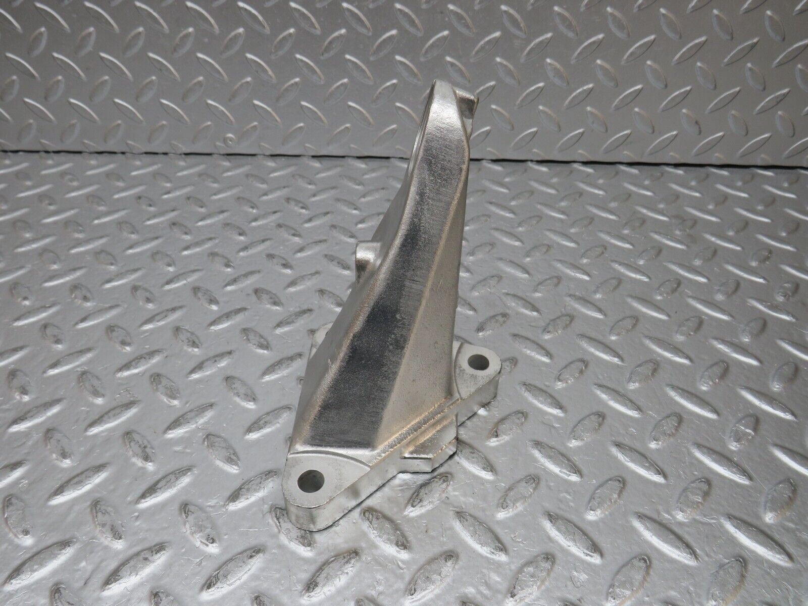 31768 Mercedes-Benz W201 190LE 1.8L Engine Mount Bracket Right Side 1022236204